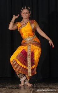 একটি ভরতনাট্যম ভঙ্গি [ A Bharatanatyam pose ]
