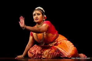একজন মহিলা ভরতনাট্যম নৃত্যশিল্পী [ A female Bharatanatyam dancer ]