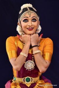 একজন মহিলা ভরতনাট্যম নৃত্যশিল্পী একটি অভিব্যক্তি করছেন [ A female Bharatanatyam dancer making an expression ]