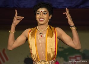 একজন পুরুষ ভরতনাট্যম নৃত্যশিল্পী একটি অভিব্যক্তি তৈরি করছেন [ A male Bharatanatyam dancer making an expression ]