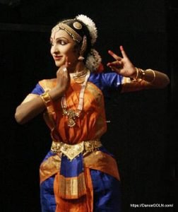 ভরতনাট্যমে অঙ্গভঙ্গির মাধ্যমে একটি অভিব্যক্তি [ An expression through gesture in Bharatanatyam ]