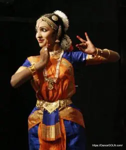 ভরতনাট্যমে অঙ্গভঙ্গির মাধ্যমে একটি অভিব্যক্তি [ An expression through gesture in Bharatanatyam ]