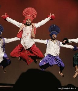 ভাংড়া নৃত্যশিল্পী [ Bhangra dancers ]