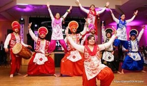 ভারতের পাঞ্জাবের ভাংড়া নৃত্যশিল্পী [ Bhangra dancers in Punjab, India ]