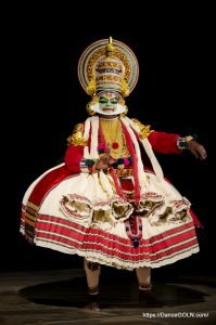 কথাকলি ভারতের আটটি শাস্ত্রীয় নৃত্যের একটি [ Kathakali is one of the eight classical dances of India ]