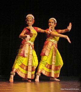 প্যারিসে পারফর্ম করছেন কুচিপুড়ি নৃত্যশিল্পীরা [ Kuchipudi dancers performing in Paris ]