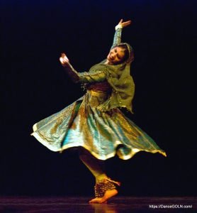 কথক নর্তকী রিচা জৈন চক্করওয়ালা টুকরা প্রদর্শন করছেন যা কথকের জনপ্রিয় আকর্ষণগুলোর একটি