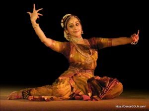 নৃত্যরতা কুচিপুরী নর্তকী [ Kuchipudi Dance Uma Muralikrishna ]